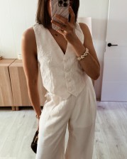 Conjunto chaleco bordado y pantalón