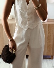 Conjunto chaleco bordado y pantalón