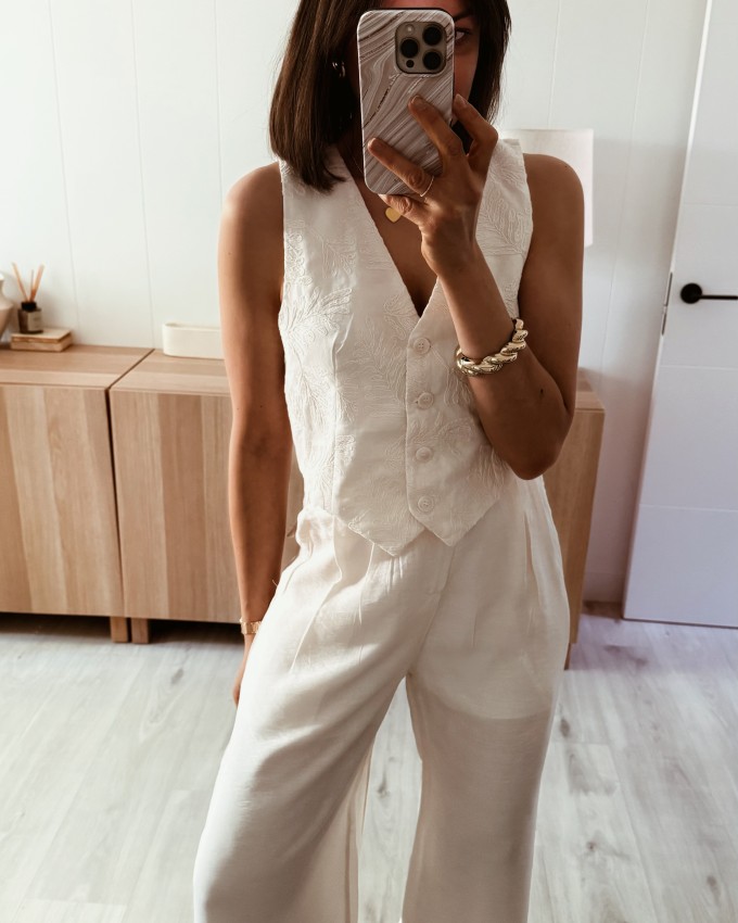 Conjunto chaleco bordado y pantalón